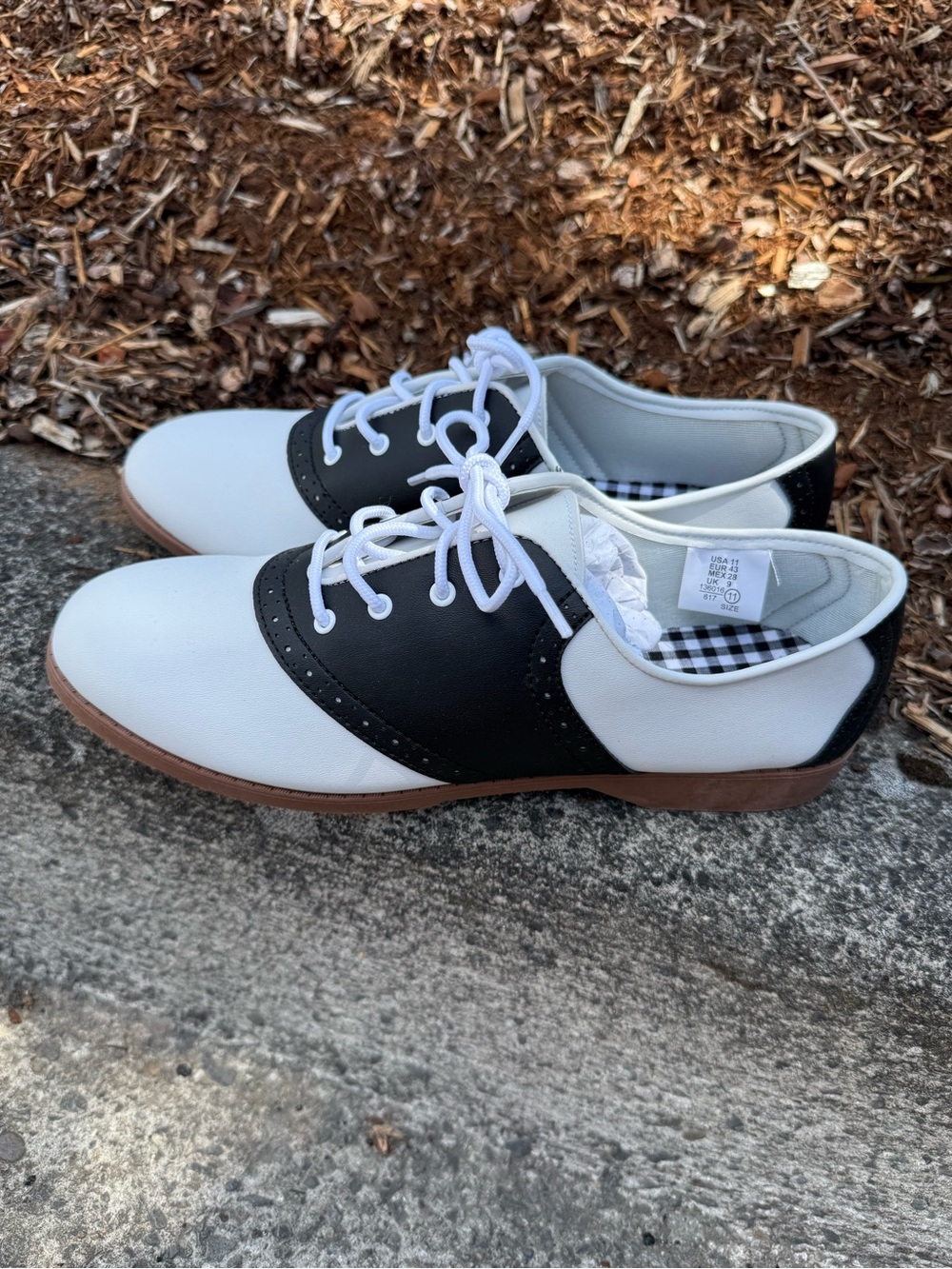 Classic Two-Tone White and Black Women’s Oxford Shoes